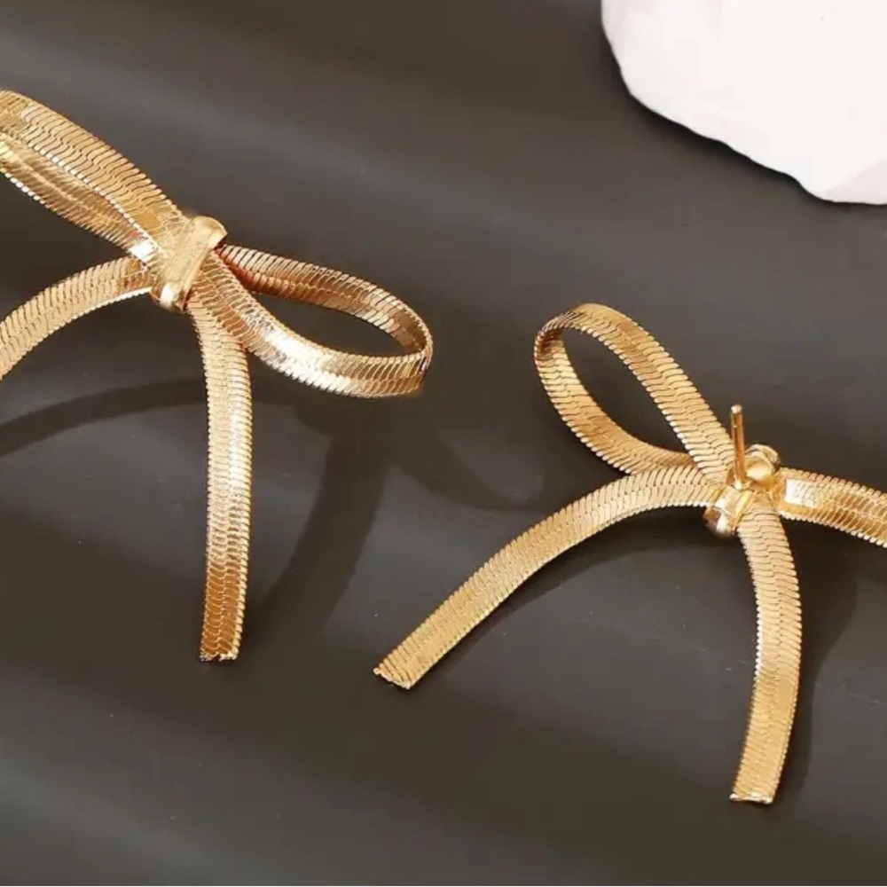 Beautiful, gold colored bow earrings - Picture 2 of 3
